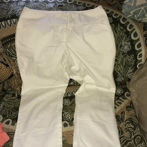 Woman’s white size 10 ankle pants.
